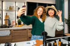 Küche Nobilia 2 Mädchen Selfie