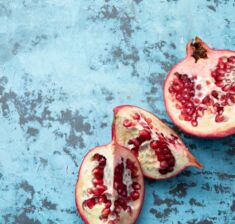 Foodstyling Granatapfel Fotountergrund aqua